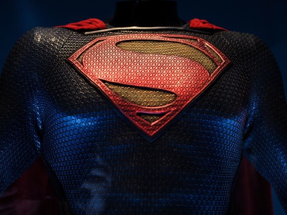 Giáo sư vật lý nói hành động nhấc nhà cứu người của Superman trong Justice League là hết sức vô lý - Ảnh 1.