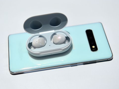 Tai nghe không dây giá chỉ 130 USD Samsung Galaxy Buds so đọ ra sao với Apple AirPods - Ảnh 4.