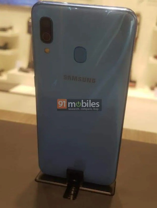 Samsung Galaxy A50 và Galaxy A30 lộ ảnh thực tế: Màn hình Infinity-U, nhiều camera sau, mặt lưng bằng nhựa - Ảnh 4.