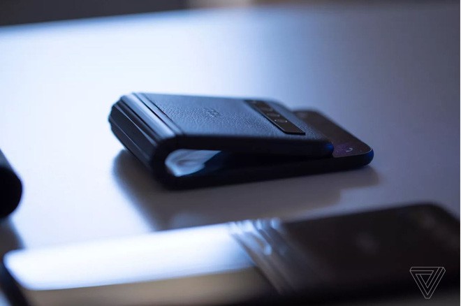 [MWC 2019] Đến lượt TCL tung smartphone màn hình gập: gập dạng vỏ sò, không cho dùng thử, giá chỉ 1.000 USD - Ảnh 2.