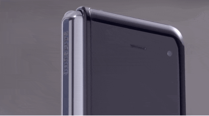 Samsung tung clip trên tay thực tế Galaxy Fold: Nhỏ gọn như một cuốn sổ tay - Ảnh 4.