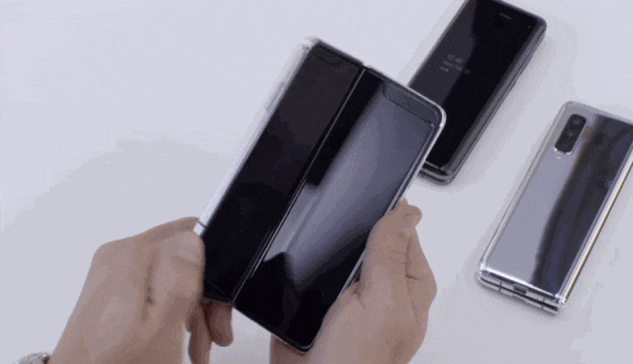 Samsung tung clip trên tay thực tế Galaxy Fold: Nhỏ gọn như một cuốn sổ tay - Ảnh 6.