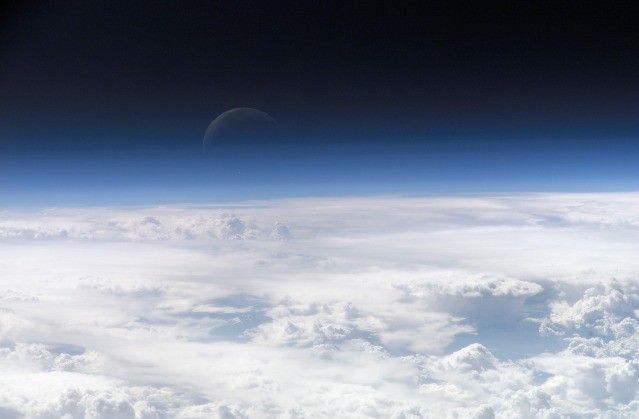 Khám phá mới: Tầng khí quyển của Trái Đất trùm lấy cả Mặt Trăng - Ảnh 1.