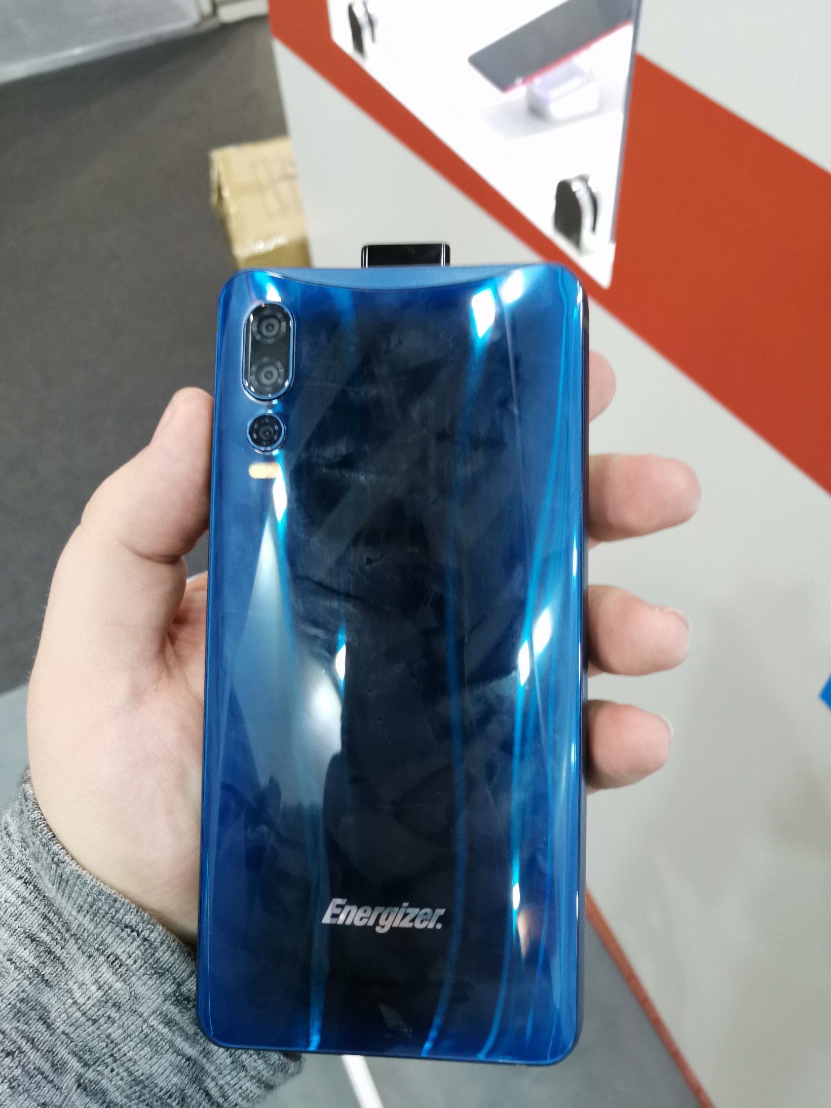 Tr&ecirc;n tay Energizer Power Max P18K Pop: Pin 18000mAh, d&agrave;y 18mm - Ảnh 3.