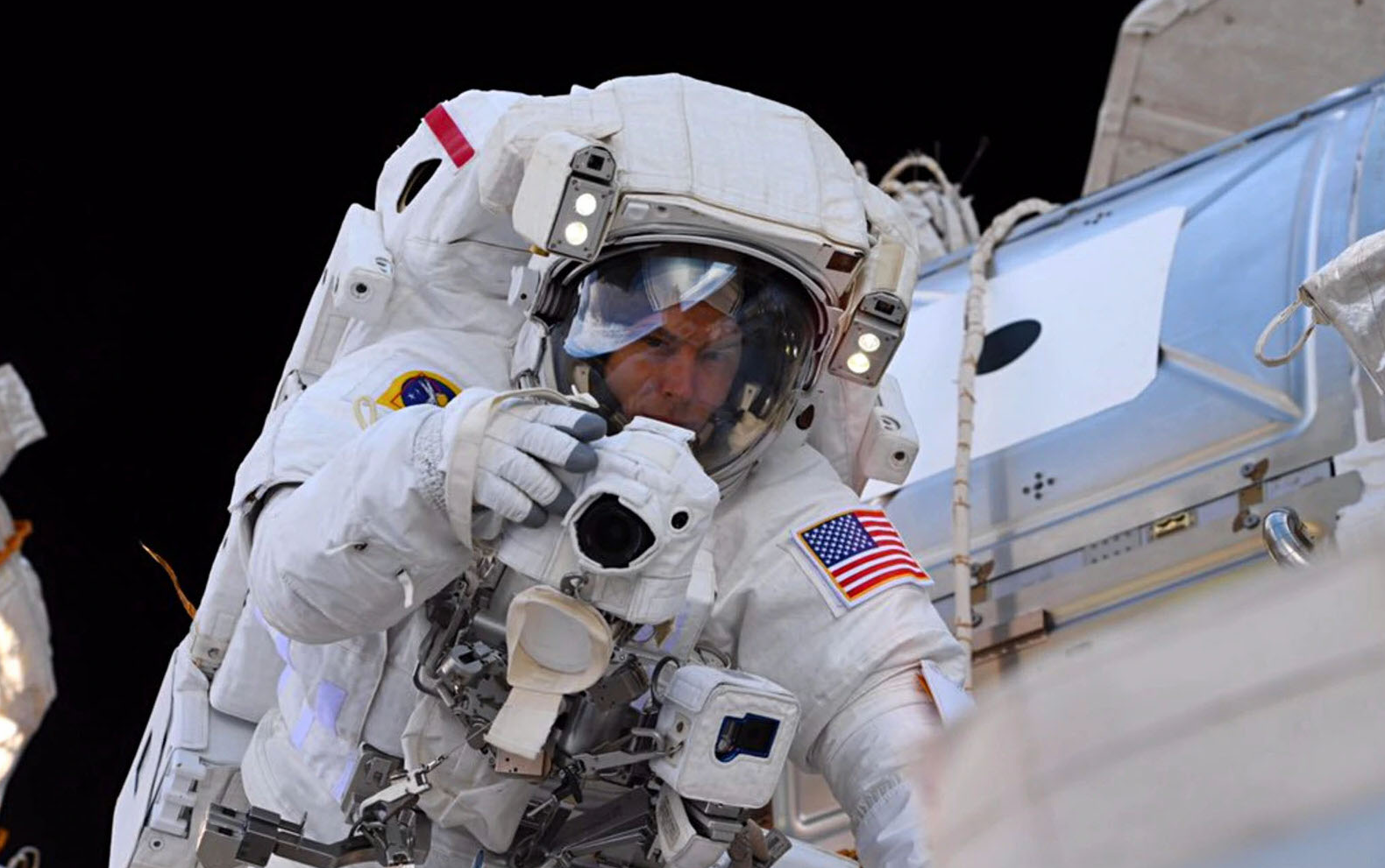 Phi hành gia NASA mang máy ảnh DSLR lên vũ trụ chụp đường đua, kết ...