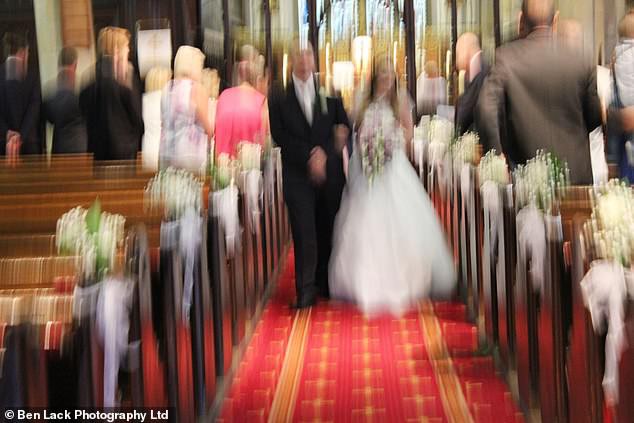 Hơn 200 cặp vợ chồng cùng kiện một công ty nhiếp ảnh sau khi nhận được những bức ảnh cưới mờ tịt, xấu hơn chụp bằng smartphone! - Ảnh 4.