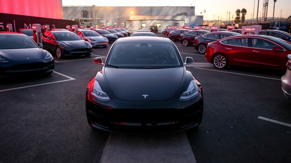 Cuối cùng thì Tesla cũng bắt đầu bán ra chiếc Model 3 có giá rẻ nhất mà tất cả đều mong đợi - Ảnh 2.