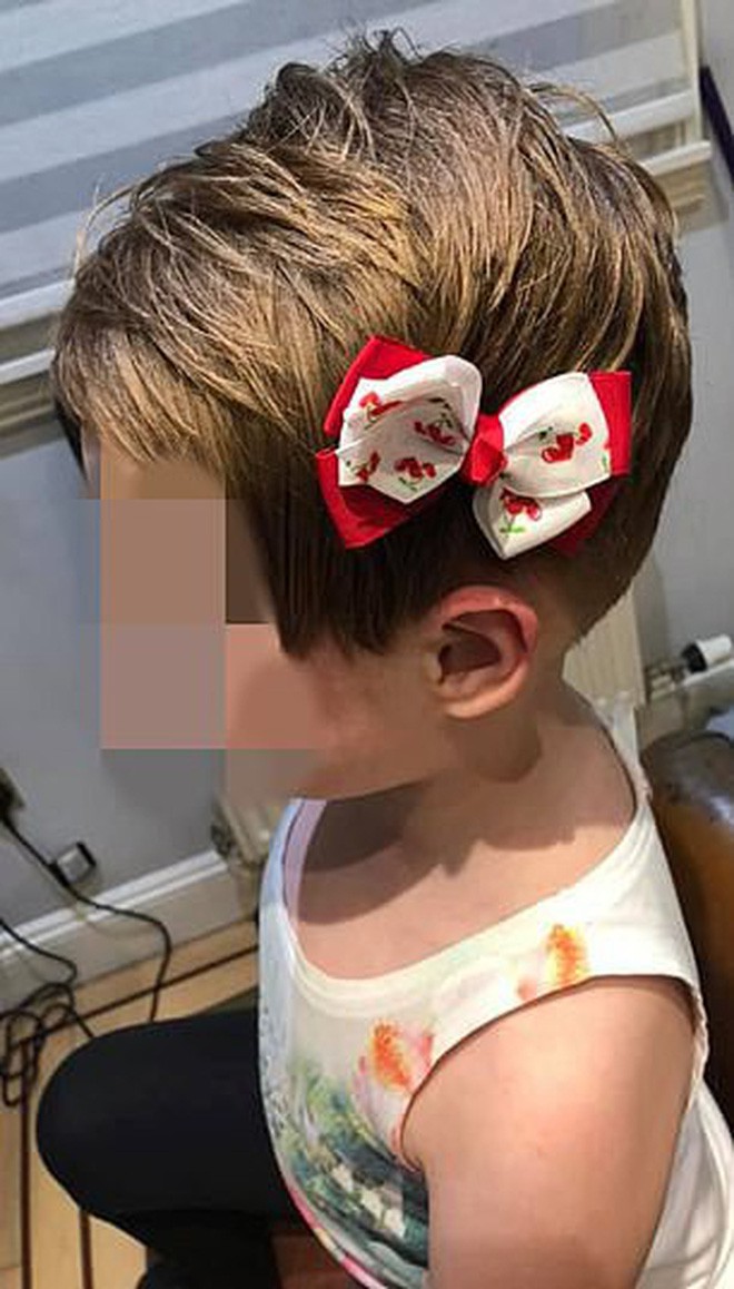 Một bé gái 5 tuổi bị tẩy não, tự cắt tóc mình vì nằng nặc nghe theo lời video độc hại trên YouTube - Ảnh 2.