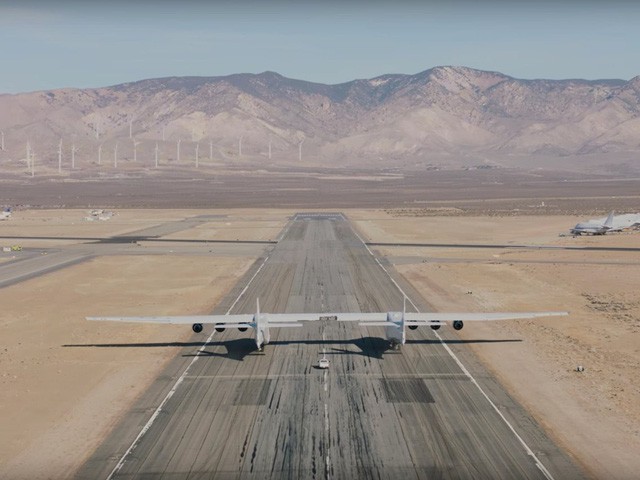  Cận cảnh chiếc máy bay lớn nhất thế giới do nhà đồng sáng lập Microsoft xây dựng  - Ảnh 5.