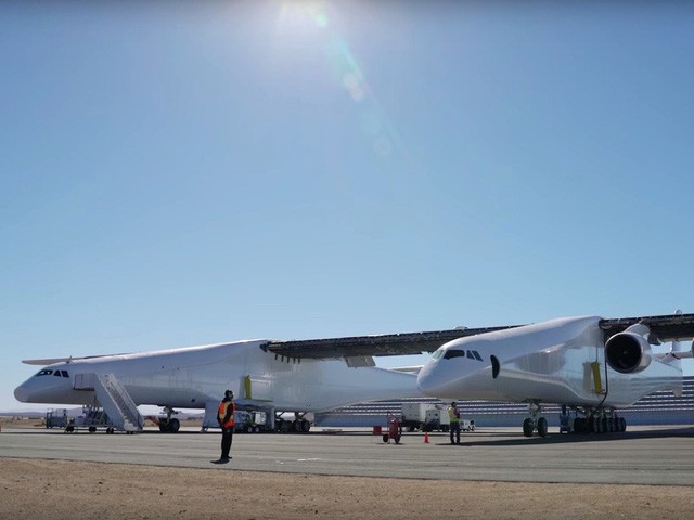  Cận cảnh chiếc máy bay lớn nhất thế giới do nhà đồng sáng lập Microsoft xây dựng - Ảnh 7.