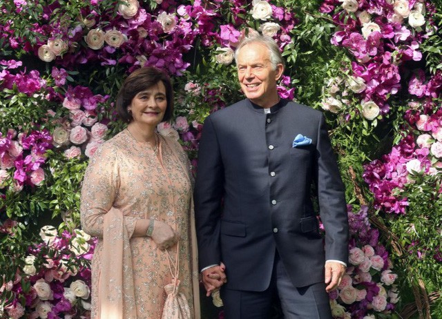 Đám cưới con trai tỷ phú giàu nhất châu Á: Nơi hội tụ của giới tinh hoa từ cựu Thủ tướng Anh đến CEO Google, riêng mỗi chiếc thiệp mời cũng tốn 2.000 USD của gia chủ - Ảnh 2.