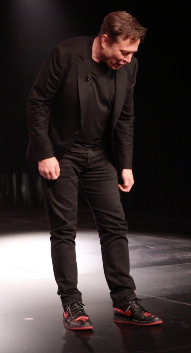 Trên sân khấu ra mắt xe, Elon Musk giơ chân khoe đôi sneaker da trăn được thiết kế riêng - Ảnh 8.