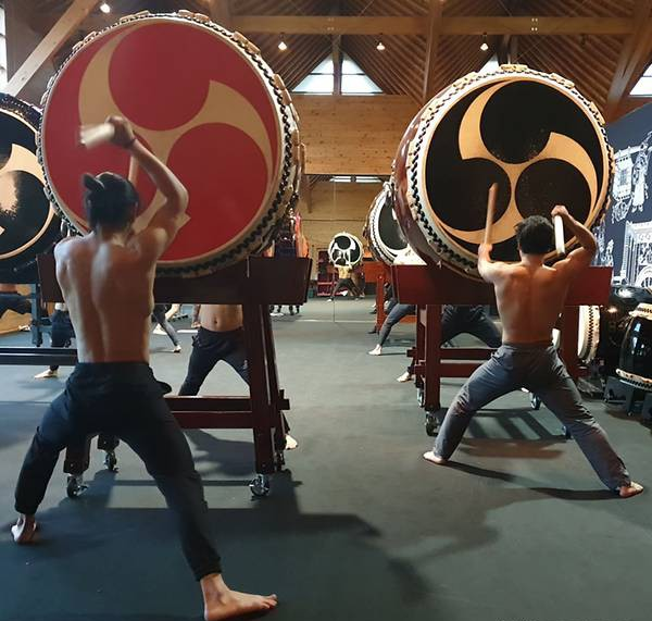 Có gì ở ngôi làng Nhật Bản nơi tỉ lệ chọi còn khó nhằn hơn cả ĐH Harvard: Rèn luyện khắc khổ như samurai, tất cả để giữ hồn cho tiếng trống thiêng liêng này! - Ảnh 2.