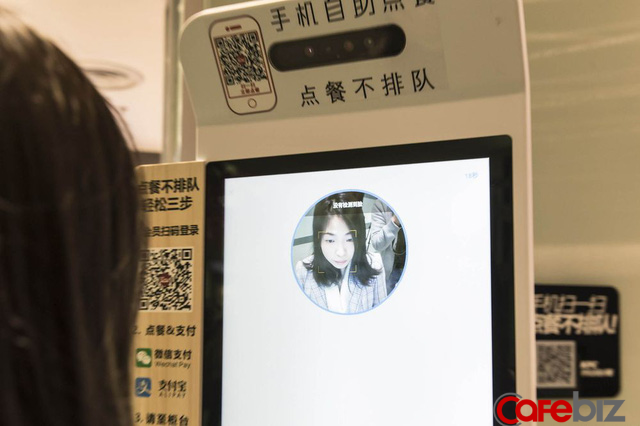 ‘Cảnh giới’ mới của KFC ở Trung Quốc: Khách order qua màn hình cảm ứng, camera quét gương mặt để thanh toán và AI ‘học’ khẩu vị của từng người để gợi ý menu phù hợp - Ảnh 2.