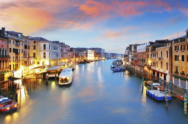 Nhung thành Venice: Sự tàn lụi của loại vải cao cấp vang bóng một thời vì đắt và khó khủng khiếp - Ảnh 2.