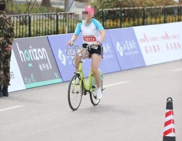 Một nữ VĐV Trung Quốc bị treo giò cả đời vì đạp xe trong giải chạy marathon - Ảnh 2.