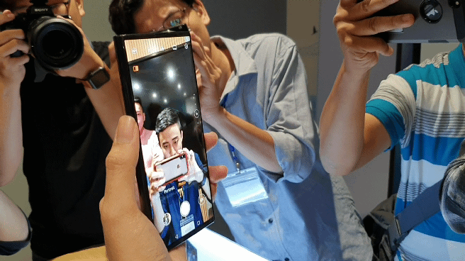 Huawei Mate X đầu tiên đã về Việt Nam: gập mở dễ dàng, ít bị nhăn, tính năng soi gương trên camera khá hay, giá khoảng 60 triệu - Ảnh 11.
