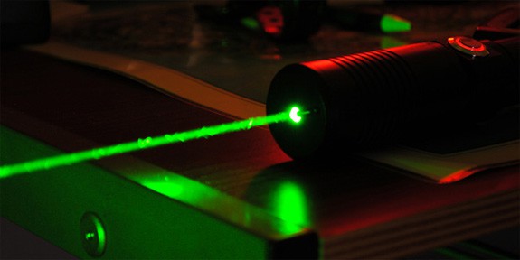 Chạy đua vũ trang công nghệ, ngân hàng UBS thử nghiệm cả 5G và laser để gửi lệnh giao dịch - Ảnh 1.