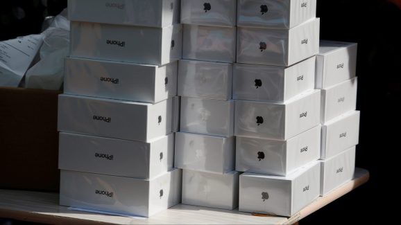 Apple tiếp tục giảm giá iPhone lần thứ 2 tại Trung Quốc, iPhone XS Max giảm tới 300 USD - Ảnh 1.