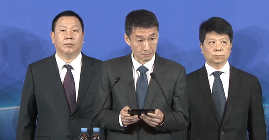 Đăng đàn thông báo kiện chính phủ Mỹ nhưng lãnh đạo Huawei không quên cầm theo Mate X để quảng cáo - Ảnh 2.