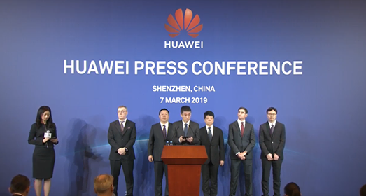 Đăng đàn thông báo kiện chính phủ Mỹ nhưng lãnh đạo Huawei không quên cầm theo Mate X để quảng cáo - Ảnh 1.