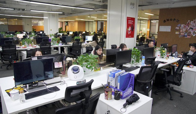 Nghề đang hot ở Trung Quốc: ‘Lao công’ online căng mắt xem livestream để dọn dẹp nội dung xấu, từ hút thuốc, xăm trổ đến ăn mặc mát mẻ - Ảnh 4.
