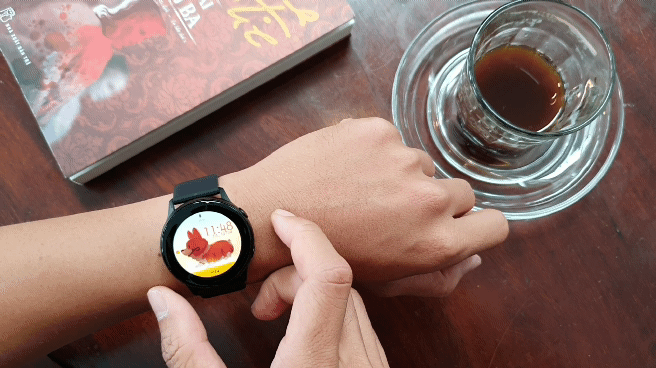 Trên tay đồng hồ Galaxy Watch Active giá 5,5 triệu đồng: đơn giản nhưng không kém phần sang trọng, thiết kế nhỏ gọn hợp với cổ tay người Á Đông - Ảnh 13.