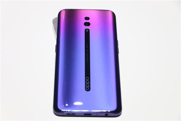 Cận cảnh Oppo Reno và Oppo Reno 10X Zoom Edition: camera trước vây cá mập độc đáo, thiết kế sang trọng - Ảnh 3.