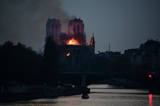 Đám cháy dữ dội bao phủ Nhà thờ Đức Bà Paris, đỉnh tháp 850 năm tuổi sụp đổ - Ảnh 1.