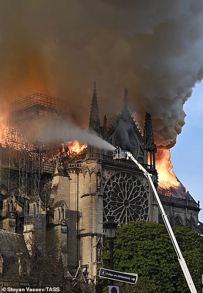 Đám cháy dữ dội bao phủ Nhà thờ Đức Bà Paris, đỉnh tháp 850 năm tuổi sụp đổ - Ảnh 10.