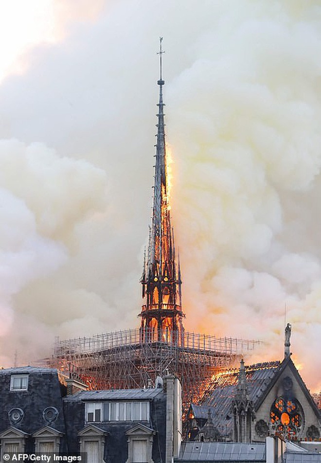 Đám cháy dữ dội bao phủ Nhà thờ Đức Bà Paris, đỉnh tháp 850 năm tuổi sụp đổ - Ảnh 11.