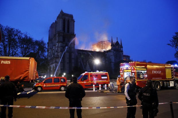 Đám cháy dữ dội bao phủ Nhà thờ Đức Bà Paris, đỉnh tháp 850 năm tuổi sụp đổ - Ảnh 14.