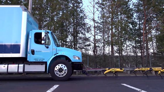 Boston Dynamics cho 10 chó robot SpotMini kéo xe tải để khoe sức mạnh - Ảnh 6.