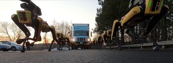 Boston Dynamics cho 10 chó robot SpotMini kéo xe tải để khoe sức mạnh - Ảnh 9.
