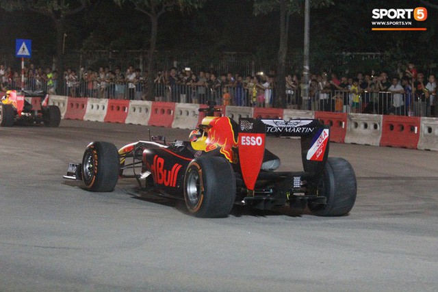  Muôn vàn cảm xúc của người dân Việt khi chứng kiến tận mắt những chiếc xe F1 ngay tại Hà Nội - Ảnh 19.