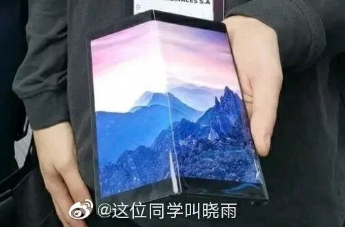 Smartphone màn hình gập giá rẻ của Huawei lộ ảnh thực tế, giống Mate X nhưng viền dày hơn - Ảnh 2.