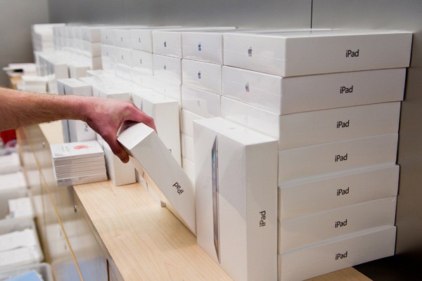 Kế toán dùng 7 triệu USD tiền công ty để mua iPhone, iPad bán kiếm lời - Ảnh 1.