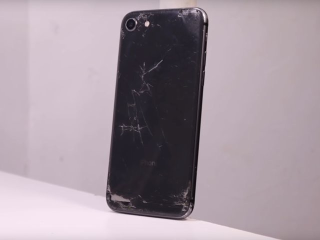 YouTuber mua iPhone 8 đã hỏng từ eBay với giá 200 USD, sửa xong đẹp không khác gì hàng mới 750 USD - Ảnh 1.