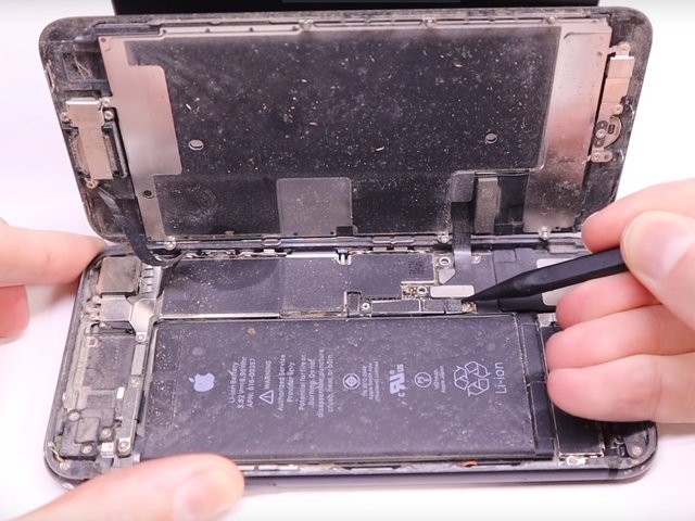 YouTuber mua iPhone 8 đã hỏng từ eBay với giá 200 USD, sửa xong đẹp không khác gì hàng mới 750 USD - Ảnh 3.