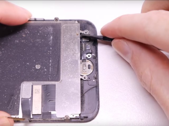 YouTuber mua iPhone 8 đã hỏng từ eBay với giá 200 USD, sửa xong đẹp không khác gì hàng mới 750 USD - Ảnh 6.