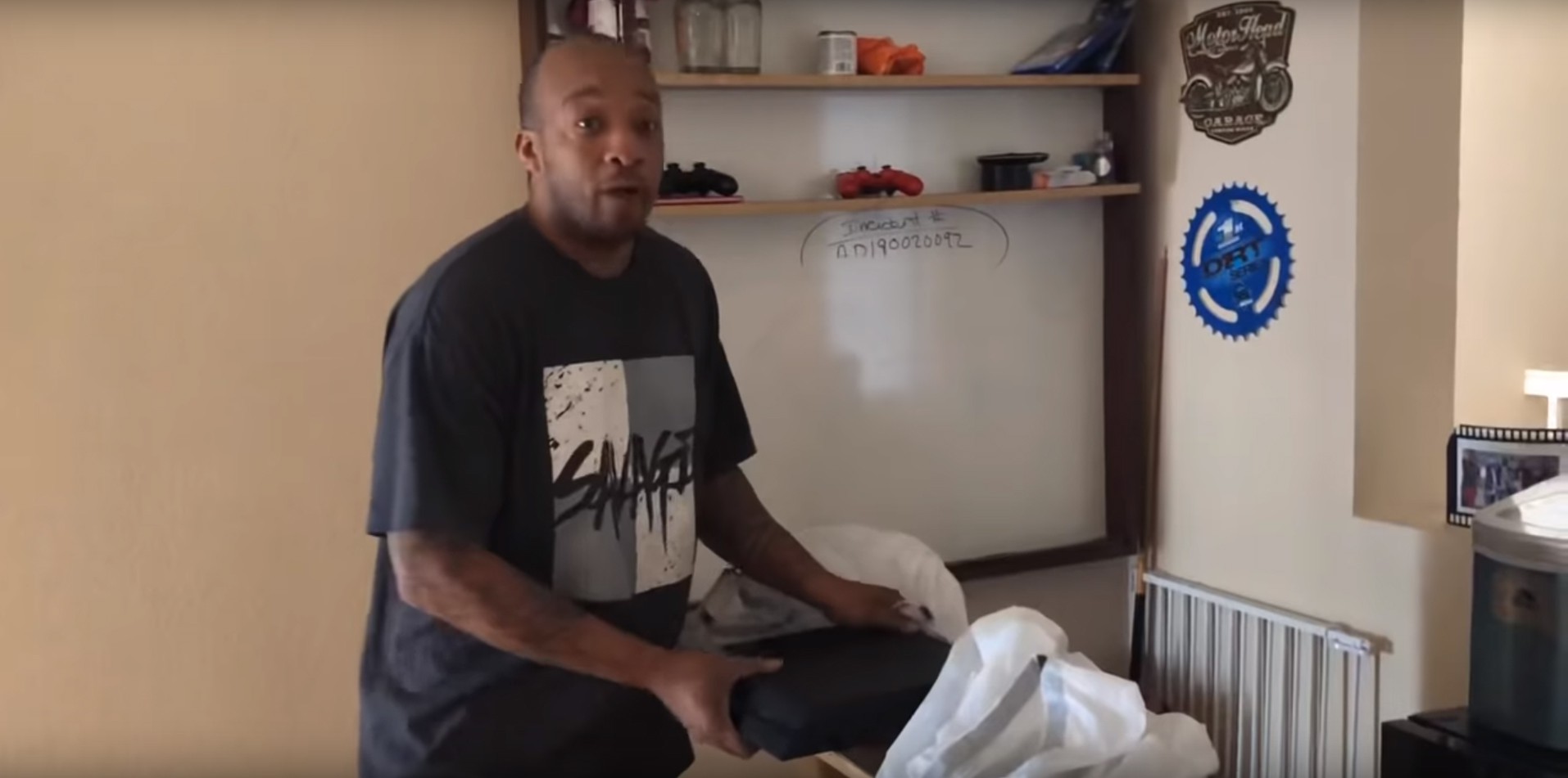 Ép con trai dùng đá đập bể PS4 vì học hành bết bát, ông bố Youtuber bị internet lên án - Ảnh 2. Ép con trai dùng đá đập bể PS4 vì học hành bết bát, ông bố Youtuber bị internet lên án - Ảnh 2.