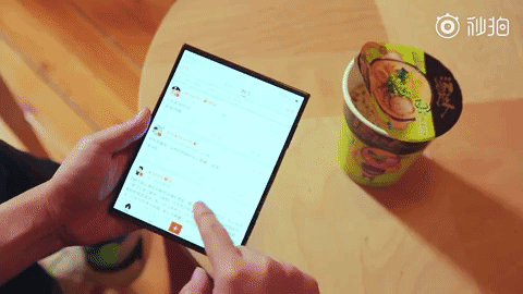 Tại sao Xiaomi lại đưa cốc mỳ tôm vào quảng cáo điện thoại màn hình gập? - Ảnh 1.