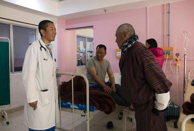 Chuyện ở Bhutan: Thủ tướng trở thành bác sĩ phẫu thuật mỗi cuối tuần - Ảnh 3.