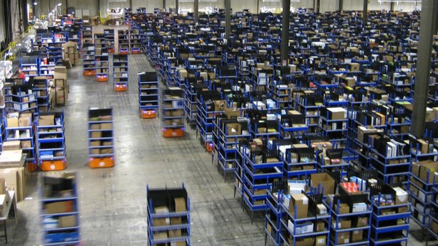 Cam kết giao hàng chỉ trong một ngày, Amazon đẩy cuộc chiến thương mại điện tử sang một địa hạt mới - Ảnh 1.
