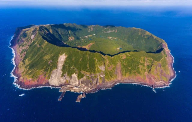 Nhật Bản: Trong miệng núi lửa đang âm ỉ vẫn có bãi đáp trực thăng và 200 người dân sinh sống - Ảnh 1.