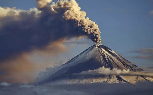 Nhật Bản: Trong miệng núi lửa đang âm ỉ vẫn có bãi đáp trực thăng và 200 người dân sinh sống - Ảnh 4.