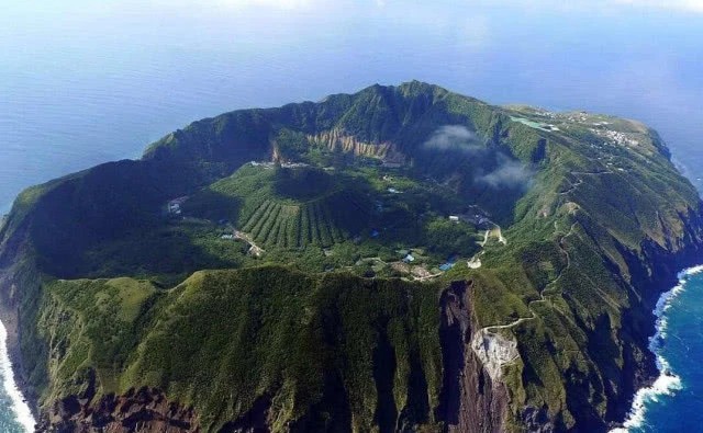 Nhật Bản: Trong miệng núi lửa đang âm ỉ vẫn có bãi đáp trực thăng và 200 người dân sinh sống - Ảnh 6.