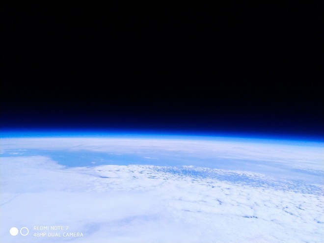 Xiaomi dùng Redmi Note 7 để chụp ảnh Trái Đất từ ngoài không gian - Ảnh 3.
