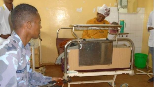 Tấm gương hiếu học: Bà mẹ Ethiopia thi hết cấp II ngay ở bệnh viện sau khi sinh con đúng 30 phút - Ảnh 2.