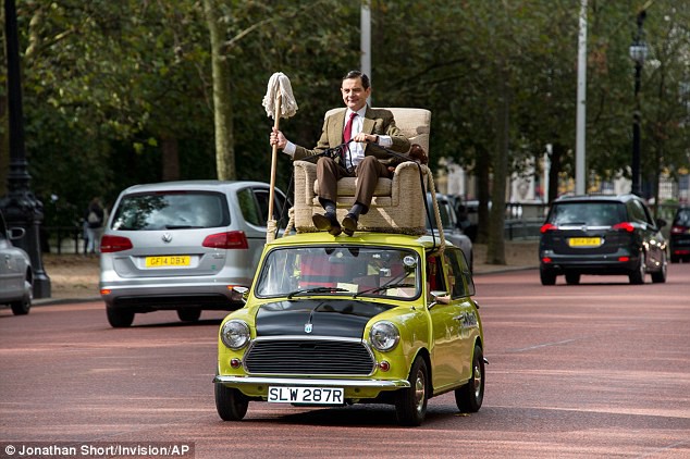 Chơi trội hơn cả Mr. Bean, chàng kỹ sư mắc võng lên xe ô tô rồi nằm lái - Ảnh 1.